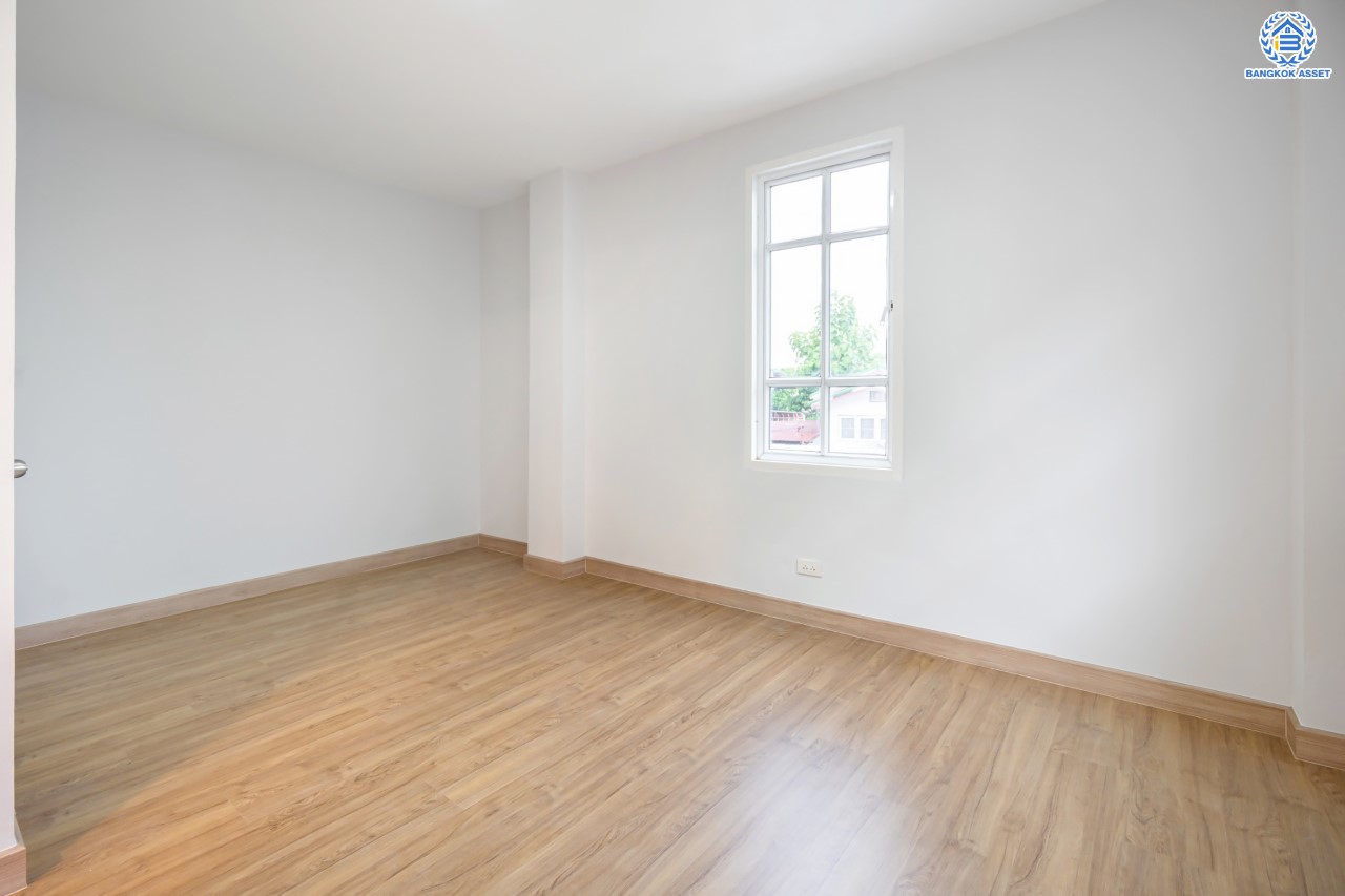 บ้านมือสอง ทาวน์โฮม 3 ชั้น หลังมุม ม.พลัสซิตี้พาร์ค เกษตร-นวมินทร์ เนื้อที่ 33.60 ตร.ว. ฟังก์ชัน 3 ห้องนอน 4 ห้องน้ำ จอดรถได้ 2 คัน บนทำเลศักยภาพ เชื่อมต่อถนนหลายสาย เข้าเมืองก็เป็นเรื่องง่าย ใกล้รถไฟฟ้าสายเขียวอ่อน สถานี "ม.เกษตรศาสตร์" และ ใกล้จุดขึ้นทางด่วน "ฉลองรัช"...